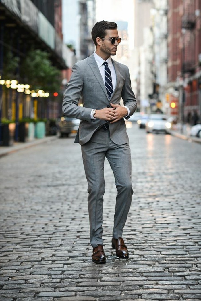 business-kleider-eleganter-grauer-anzug-weises-hemd-reirte-krawatte-braune-schuhe-braune-sonnenbrille