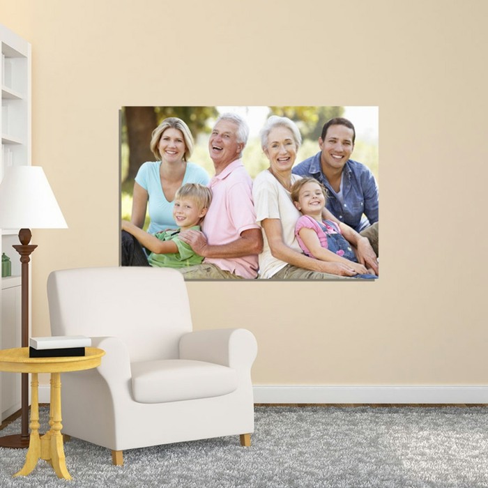 fotocollage-auf-leinwand-fotoleinwande-familienidylle-holztisch-weise-couch-stehlampe-regal