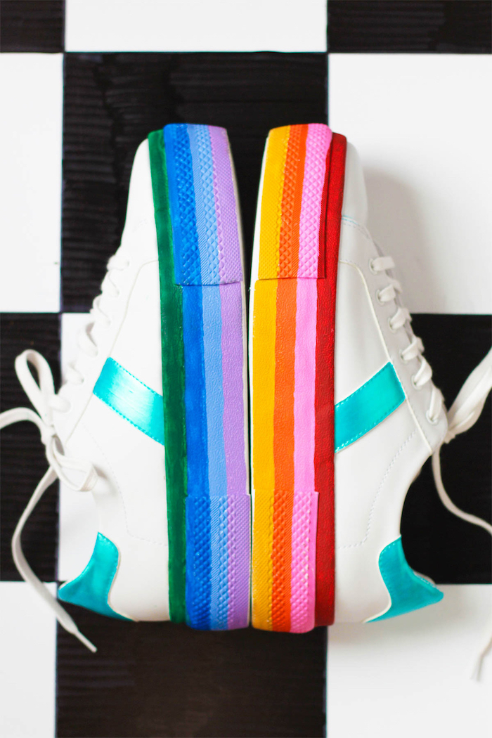 Weiße schlichte Sneaker bunt bemalen, mithilfe Klebeband und Textilfarben