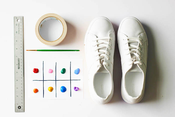 Weiße schlichte Sneaker selbst bemalen, Materialien dazu, Textilfarben Klebeband Lineal und Pinsel 