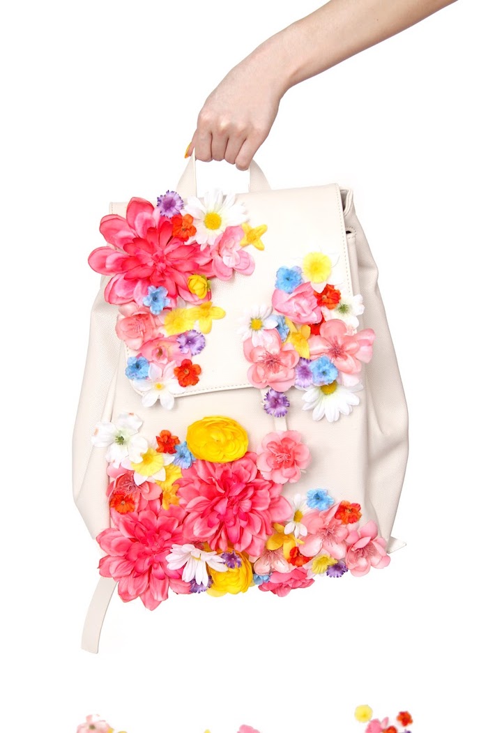 Weißer Rucksack dekoriert mit bunten künstlichen Blumen, DIY Geschenk zum Muttertag 
