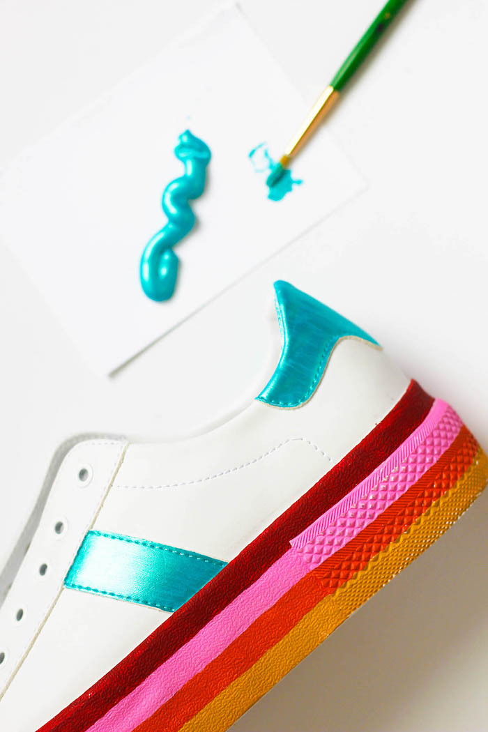 Weiße schlichte Sneaker bunt bemalen, mit Textilfarben, einfache und schnelle DIY Idee zum Nachmachen 