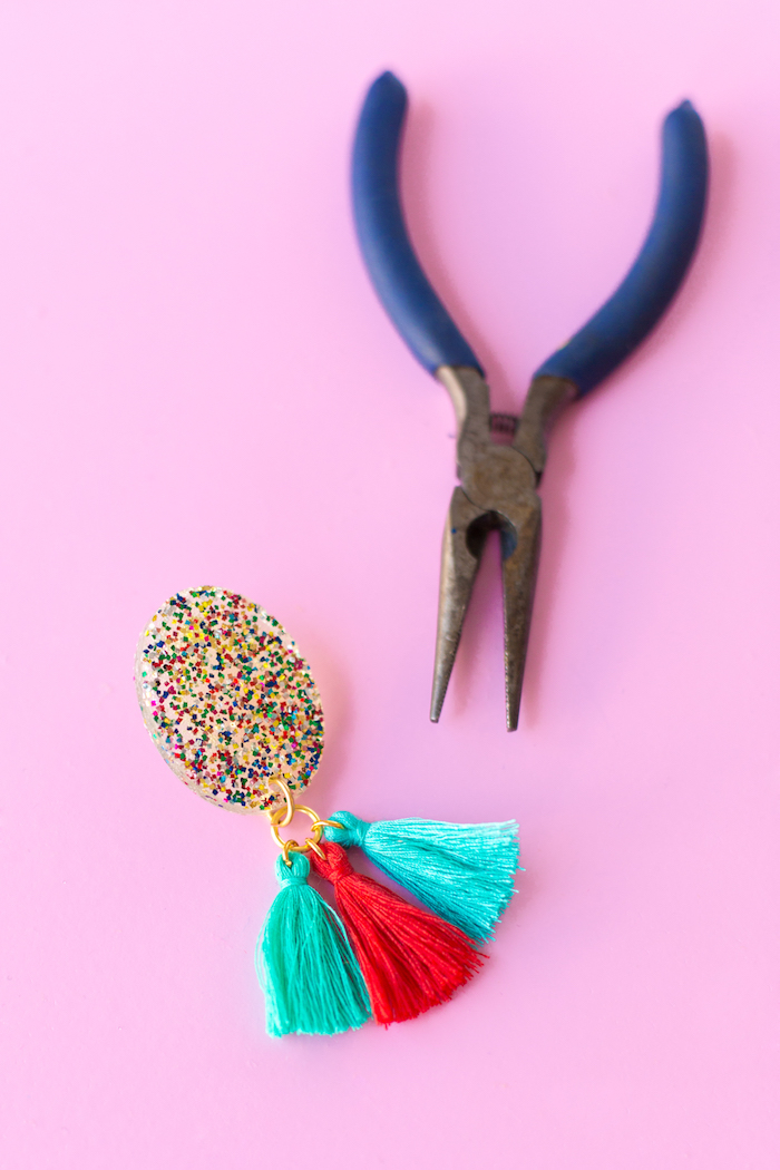 Kreative DIY Geschenkideen zum Nachmachen, Ohrringe aus Silikon und Glitter, mit bunten Bommeln 