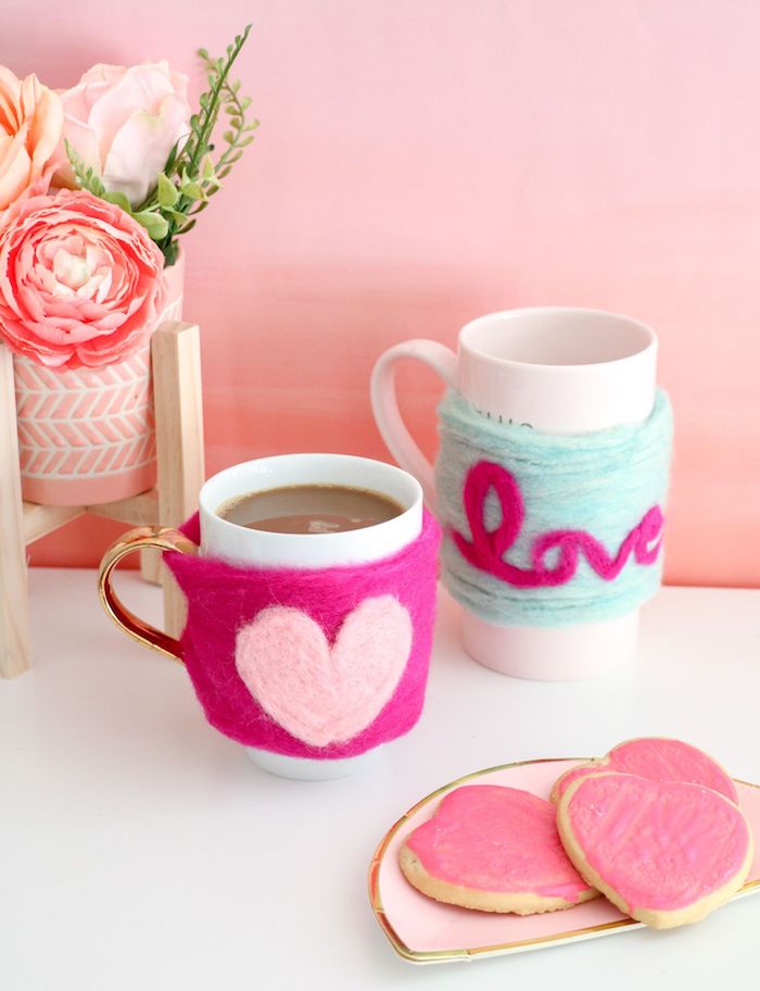 Tassen mit Watte verzieren, DIY Idee für schönes personalisiertes Geschenk, Herz und Aufschrift LOVE 