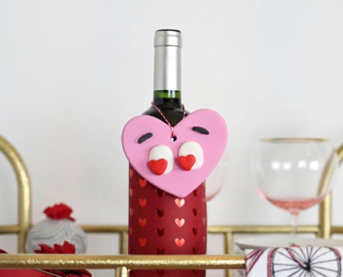 Weinflasche dekorieren, herzförmiger Flaschenanhänger aus Fimo, schönes Geschenk zum Valentinstag 