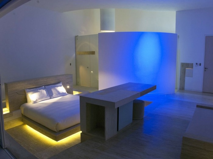 kombination-weises-gelbes-blaues-licht-schlafzimmer-lichthinterdembett-kpnstlicheslicht