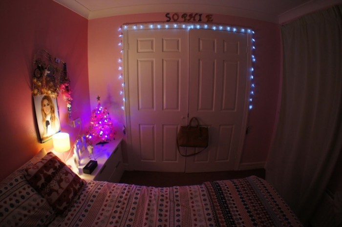 licht-an-der-tur-teenager-schlafzimmer-blaues-licht-weihnachtslichter-nachtlampe