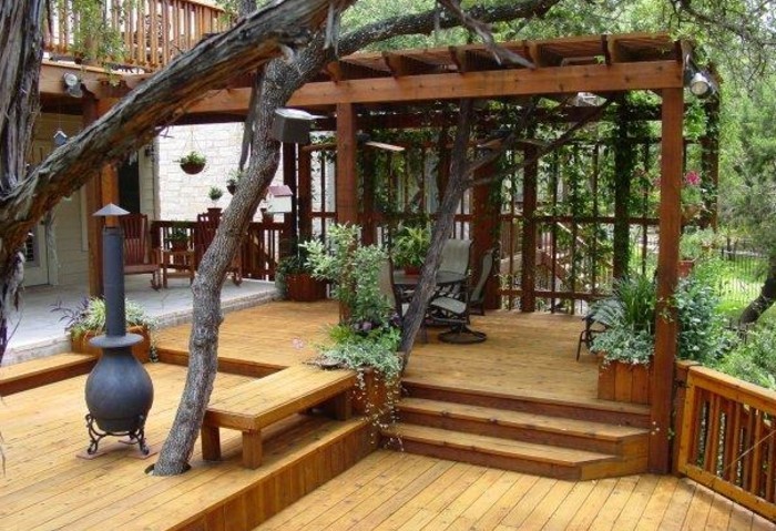 terrasse-selber-machen-holz-holzmaterial-bäume-smart-ausnutzen