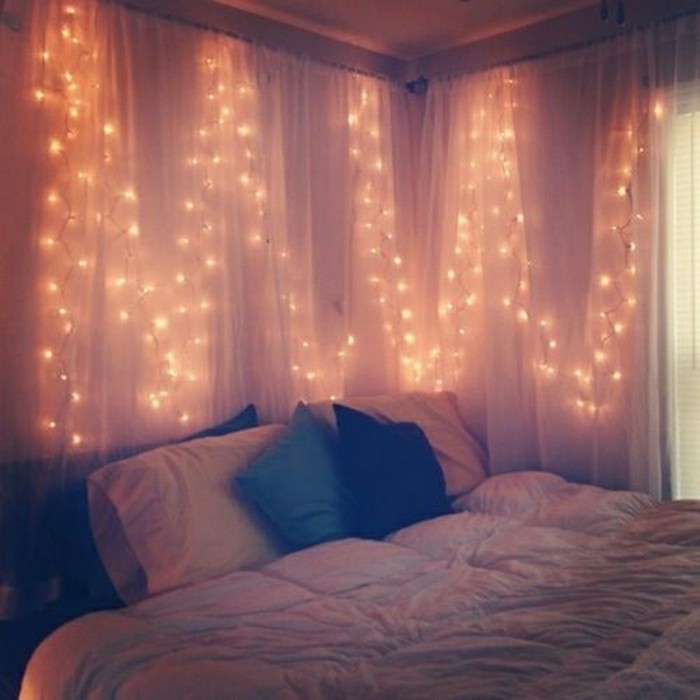 romantisches-licht-schlafzimmer-lichtgardinen-mini-lichter-licht-neben-dem-bett