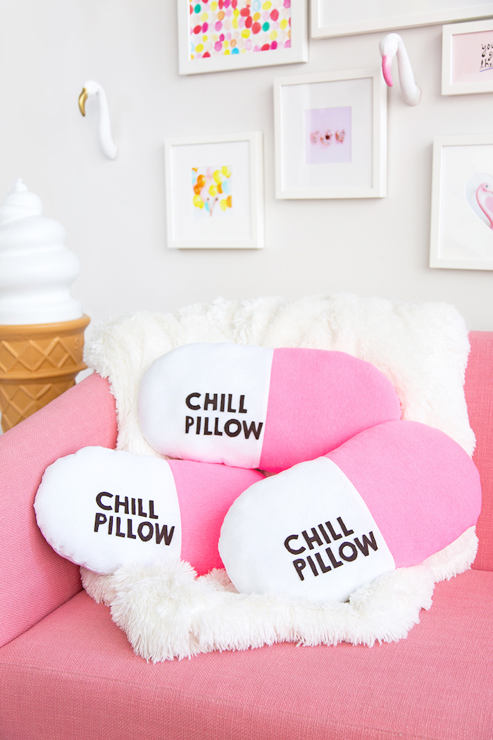 Chill Pill Kissen selber nähen, kreatives DIY Geschenk für Freund, drei Kissen auf rosa Sofa 
