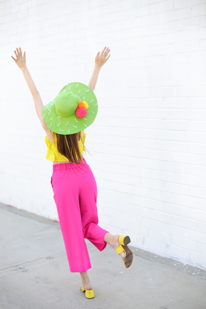 Gelbes Top und violette Hose, Kaktus Sommerhut mit bunten Bommeln, Sommer Outfit 