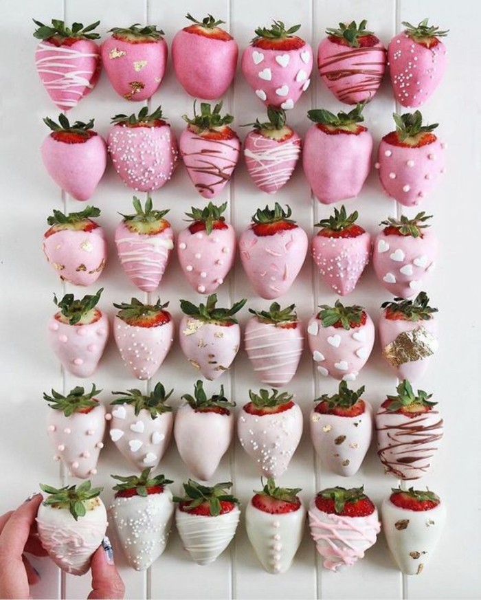 torten-zur-taufe-kreative-idee-gesunde-taufepralinen-erdbeeren-in-glasur