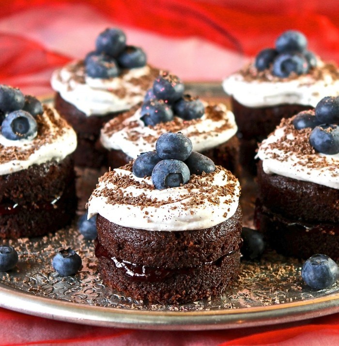 vegane-torte-vegane-muffins-dekorieren-blaubeeren-und-creme