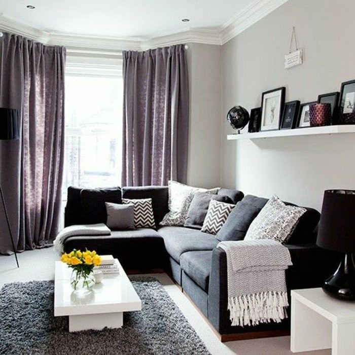 wohnzimmer-design-in-weis-mit-violett-vorhange
