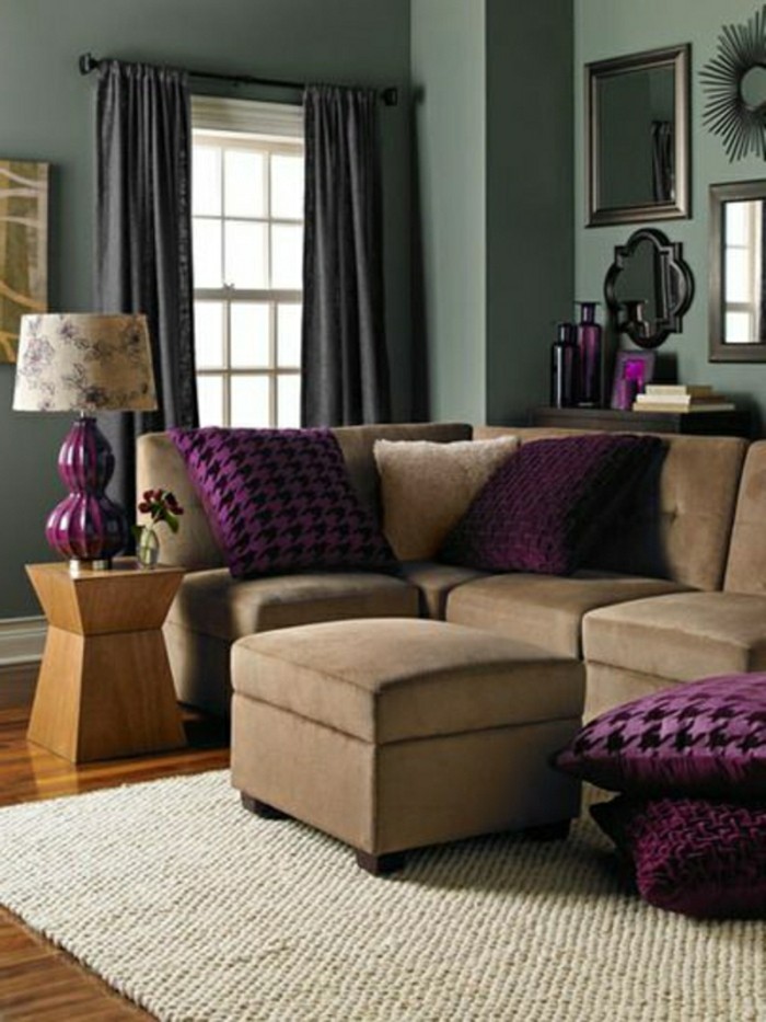 wohnzimmer-gardinen-ideen-und-deko-mit-lila-kissen-couch