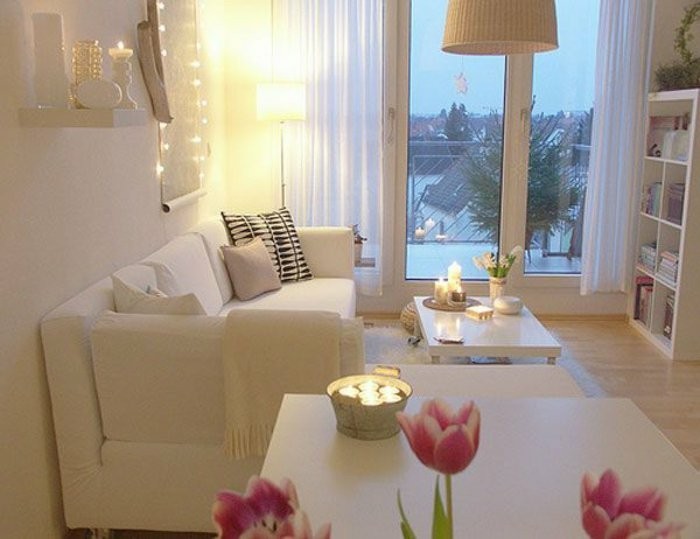 wohnzimmer-gestaltung-und-rosige-tulpen-neben-dem-weisen-sofa