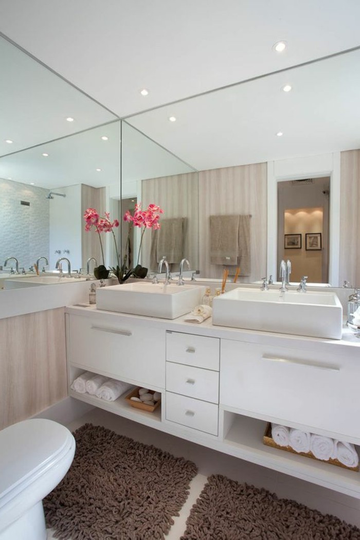 11-badezimmer-deko-badezimmer-gestalten-in-weis-mit-spiegeln-rose-blume