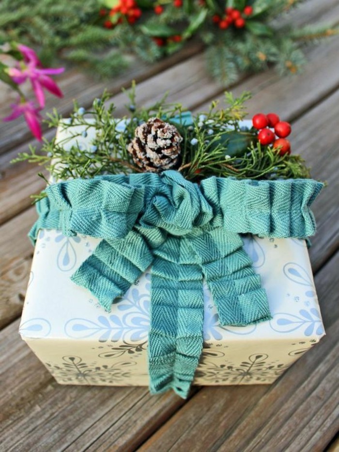 2-geschenkverpackung-geschenkbox-verpackung-grune-schleife-mit-zweigen-und-zapfen