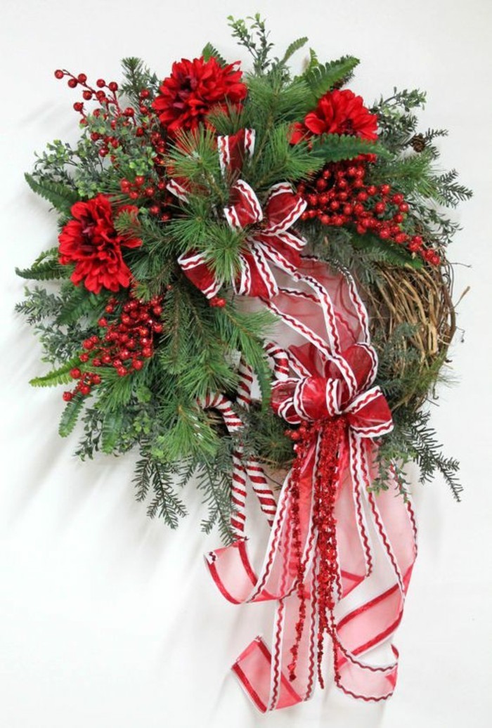 2-moderne-weihnachtsdeko-adventskranz-aus-gruenen-zweigen-roten-blumen-schleifen-in-rot-und-weiss
