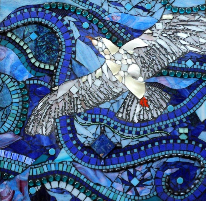 3basteln-mosaik-blauemosaik-vogel-auf-mosaik-mosaikfliesen-bunte-fliesen