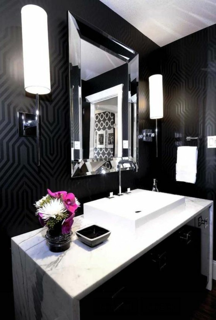 7-badezimmer-deko-badezimmer-gestalten-in-schwarz-und-weis-mit-blumen