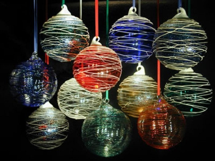 7weihnachtsbaum-schmuck-kugeln-gefaerbtes-glas-weihnachtsdeko-schoene-weihnachtsschmuecke