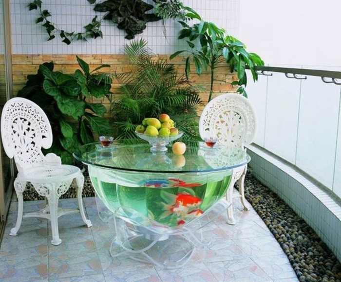 aquariumtisch-goldfische-balkon-terrasse-mosaikfliesen-obst-antike-stuhle-pflanzen