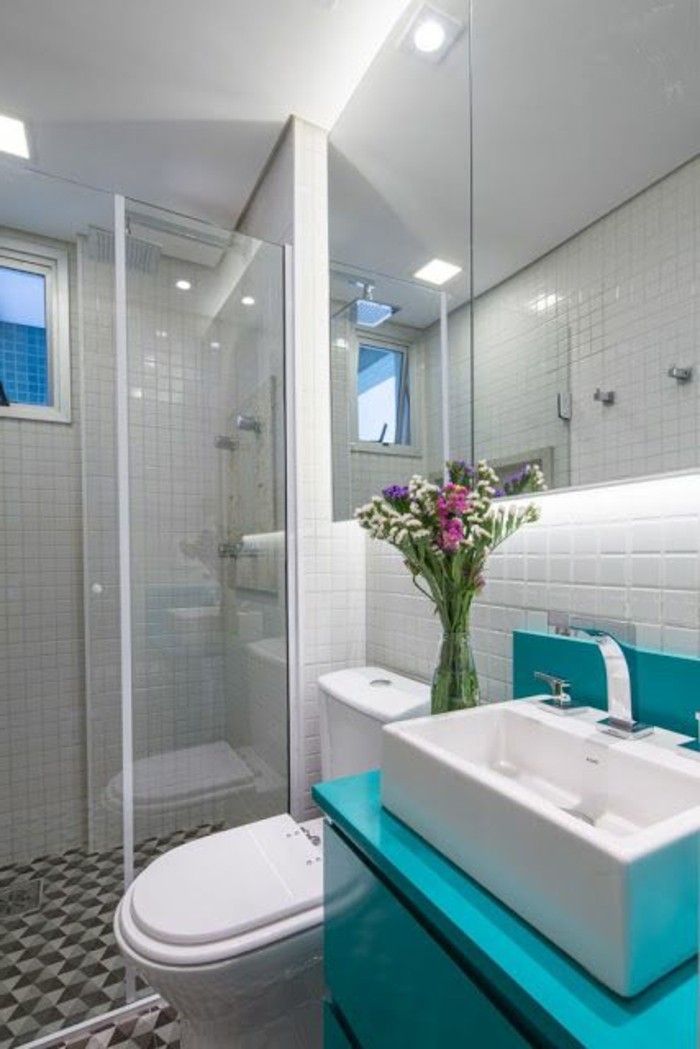 badezimmer-deko-baddesign-badezimmer-in-weis-und-blau-blumen