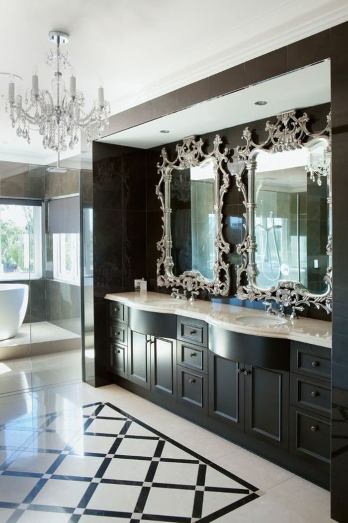 badezimmer-deko-baddesign-in-sxhwarz-und-weis-spiegel-mit-silbernem-rahmen-kronleuchter