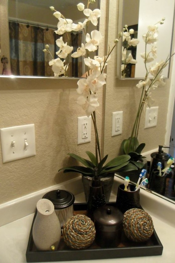 badezimmer-deko-badezimmer-gestalten-mit-blumen-und-accessoires