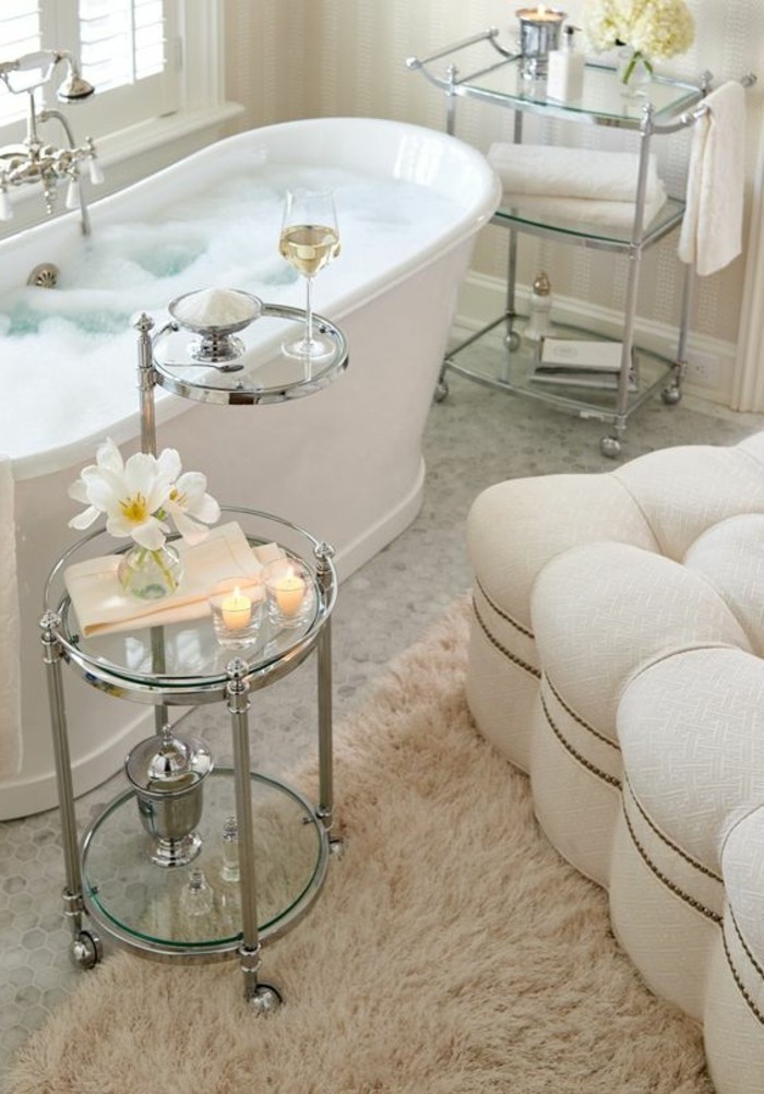 badezimmer-deko-badgestaltung-badezimmer-in-weis-mit-retro-badewanne-accessoires