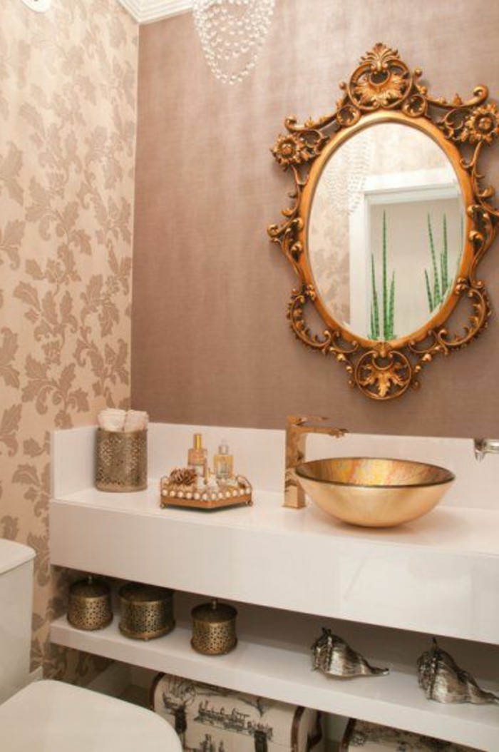 badezimmer-deko-bader-ideen-spiegel-mit-goldenem-rahmen-goldenes-waschbecken