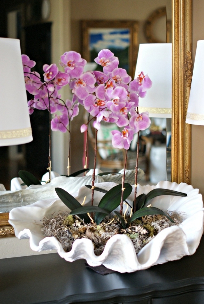 badezimmer deko ideen, großer extravaganter blumentopf, rosa orchidee, großer spiegel, badezimmerdeko