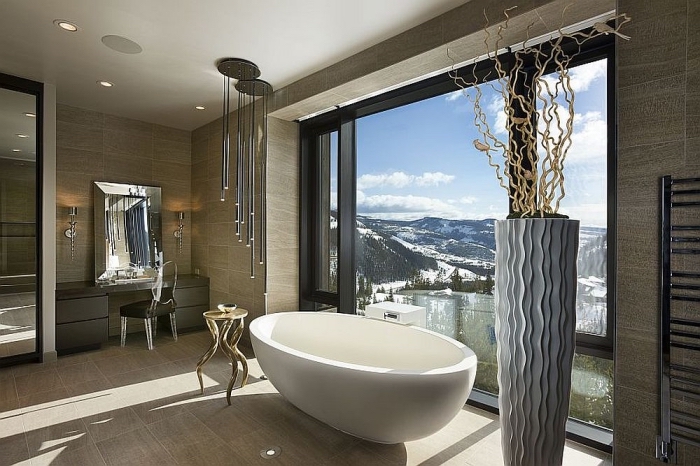 badezimmer deko in modernem stil, große graue vase mit zweigen, freistehende badewanne, pendeleuchte