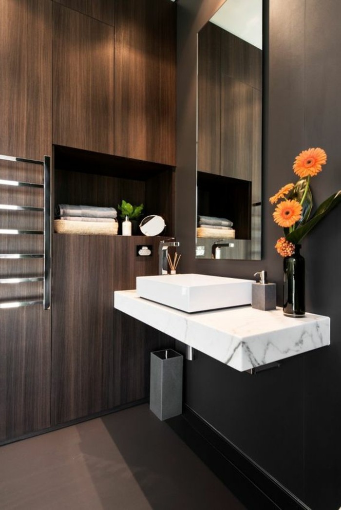 badezimmer-deko-moderne-bader-badezimmer-in-braun-mit-holz-gestalten-orangen-blumen