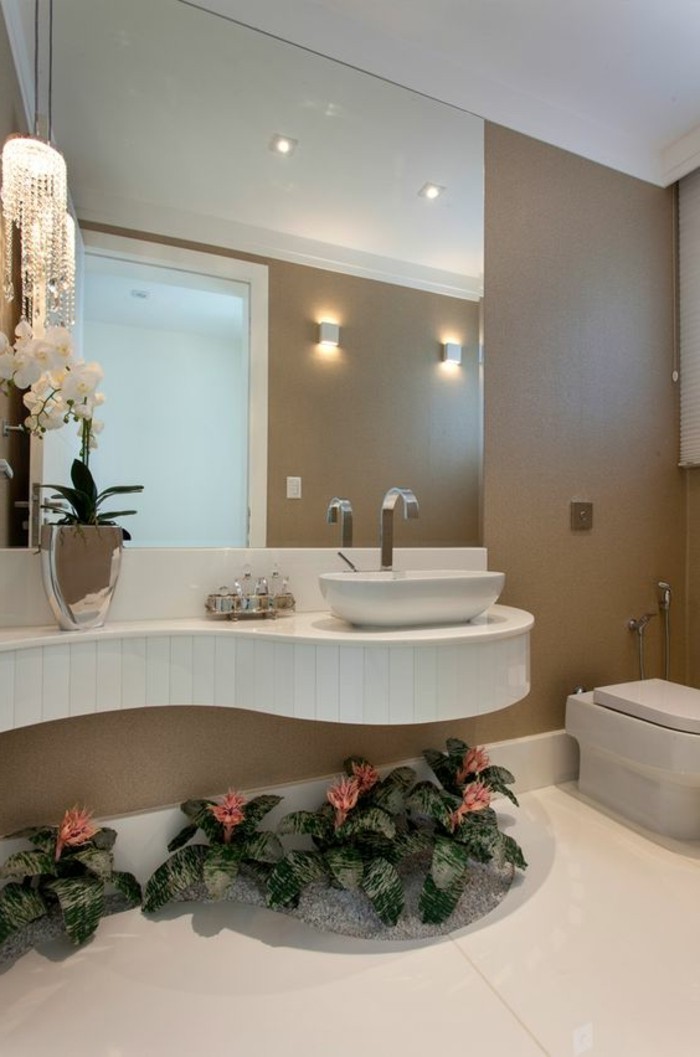badezimmer-deko-moderne-bader-badezimmer-in-weis-und-hellbraun-blumen-eckiger-spiegel