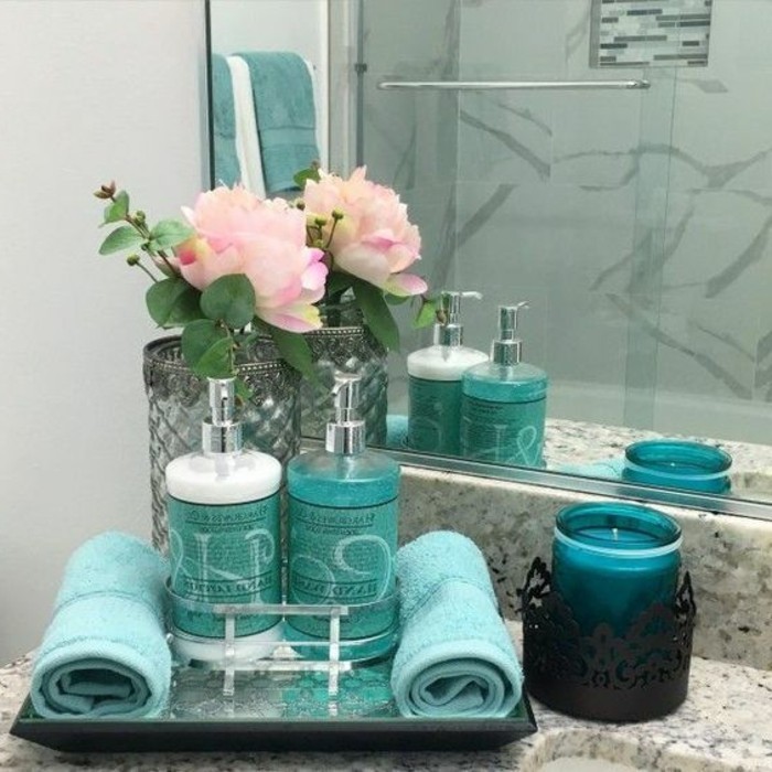 badezimmer-deko-moderne-bader-blaue-accessoires-rosen-kerzen