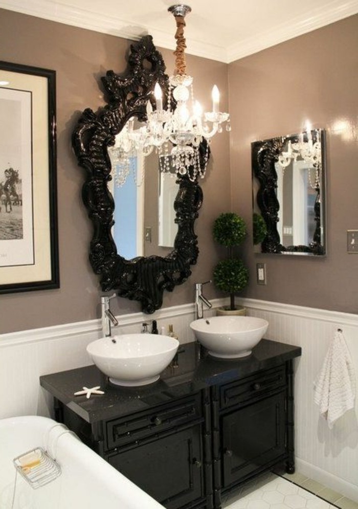 badezimmer-deko-moderne-bader-schwarzer-schrank-mit-spiegel-weise-waschbecken-kronleuchter-aus-kristall