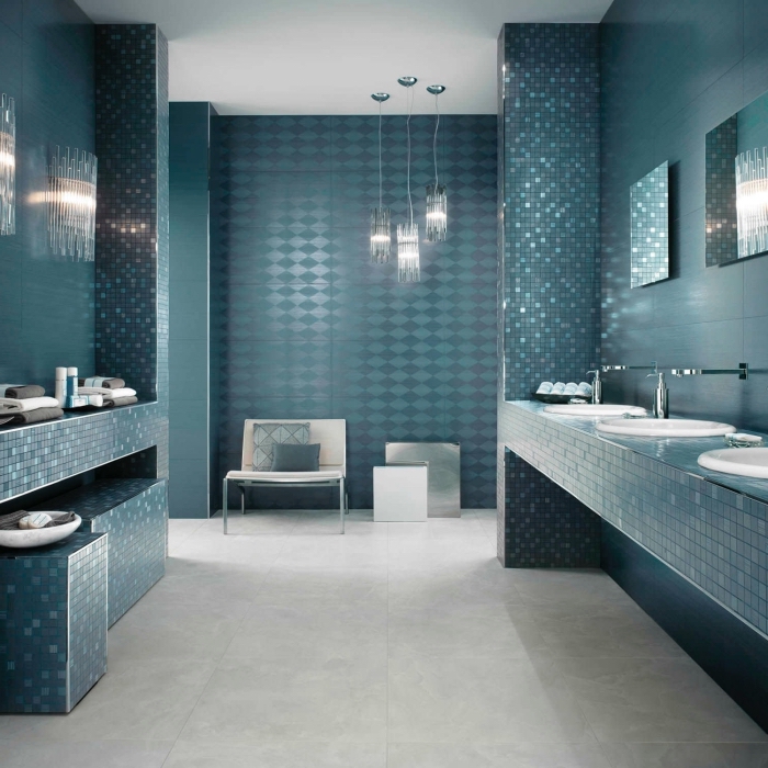 badezimmer fliesen ideen, badfliesen in türkis, bad in blau, glitzzernde mosaikfliesne, pandelleuchten