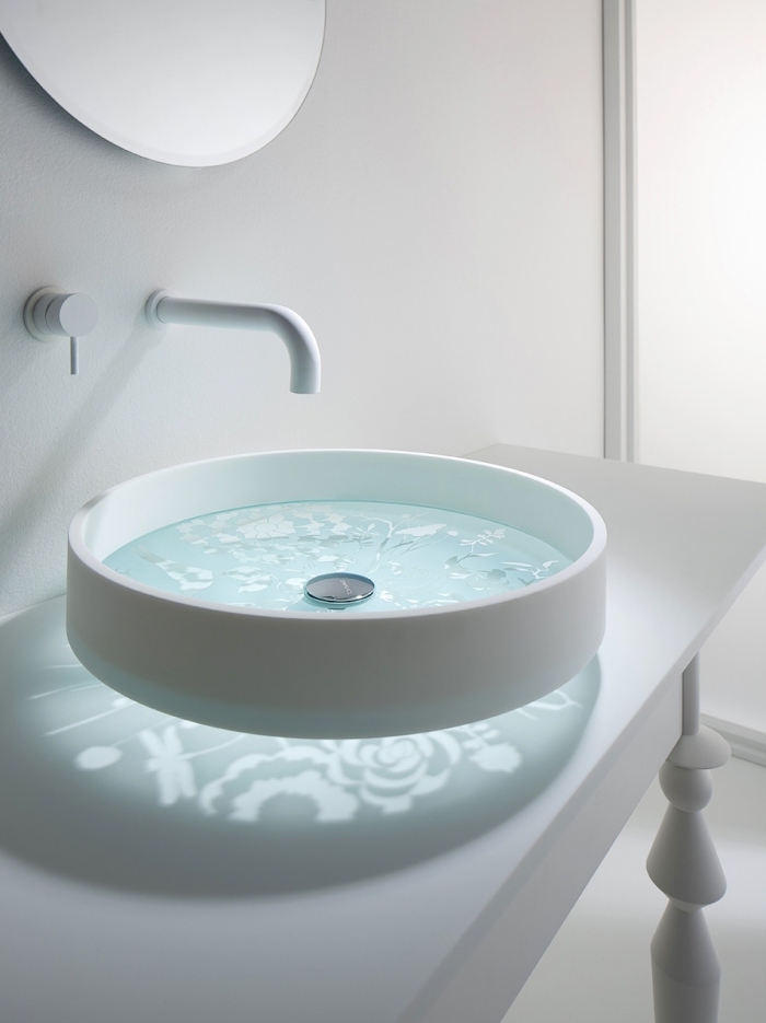 badezimmer neu gestalten, runder weißer waschbecken mit elementen aus glas, waschtisch