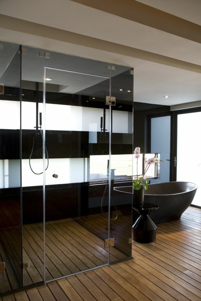 badgestaltung-ideen-badgestaltung-in-schwarz-mit-retro-badewanne-und-boden-aus-holz