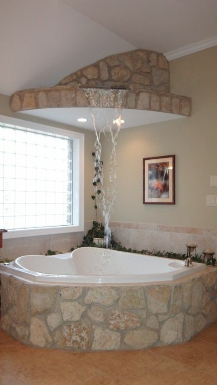 badgestaltung-ideen-bader-ideen-badezimmer-in-beige-badewanne-mit-natursteine