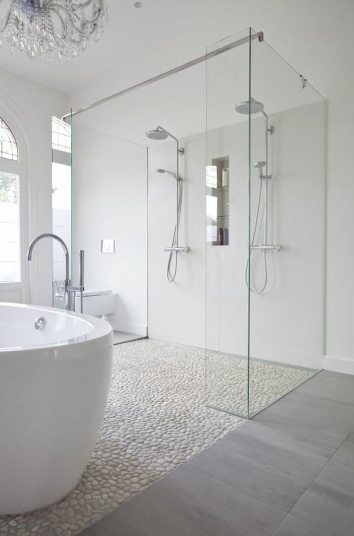 badgestaltung-ideen-bader-ideen-badezimmer-in-weis-mit-retro-badewanne-und-natursteinen
