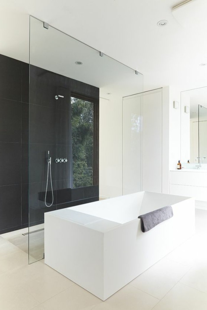 badgestaltung-ideen-bader-ideen-badezimmer-in-weis-und-schwarz-eckige-badewanne