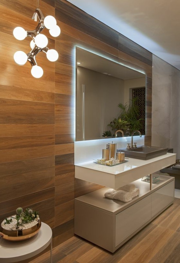 badgestaltung-ideen-moderne-bader-badezimmer-in-braun-und-weis-eckiger-spiegel-mit-beleuchtung