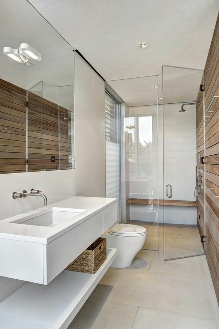 badgestaltung-ideen-moderne-bader-badezimmer-in-weis-mit-holz-und-duschkabine-aus-glas