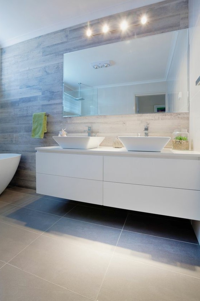 badgestaltung-ideen-moderne-bader-badgestalting-in-weis-und-grau-eckiger-spiegel