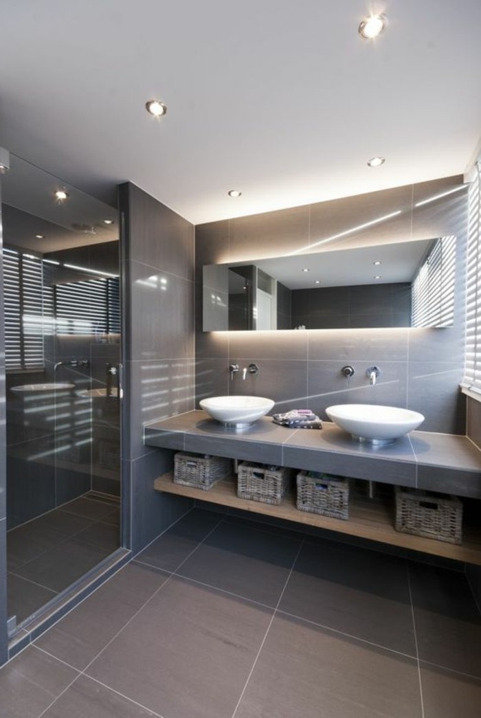 badgestaltung-ideen-schone-bader-badezimmer-in-hrau-mit-eckigem-spiegel-mit-beleuchtung
