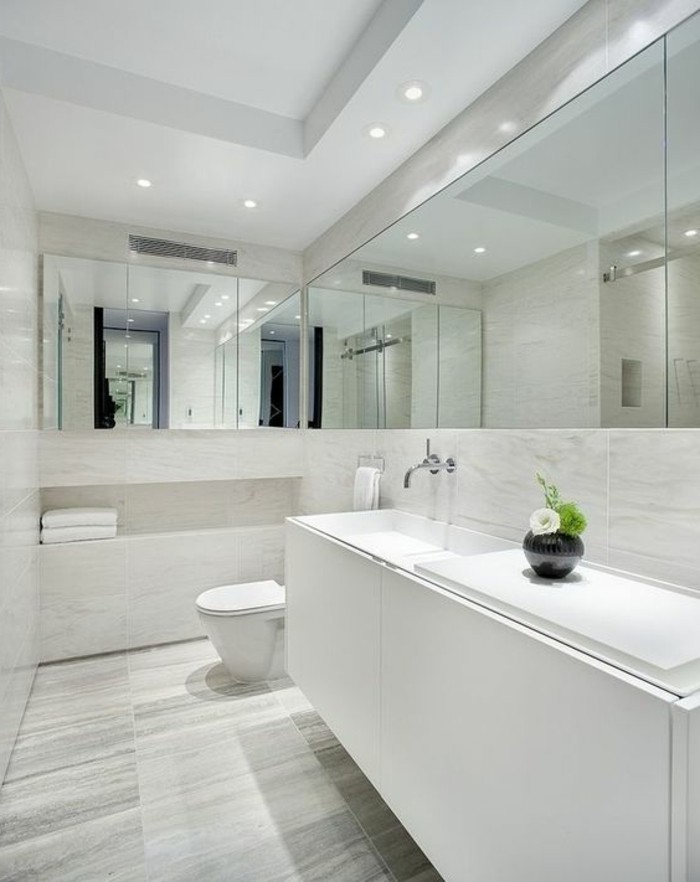 badgestaltung-ideen-schone-bader-badezimmer-in-weis-gestalten-viele-spiegel