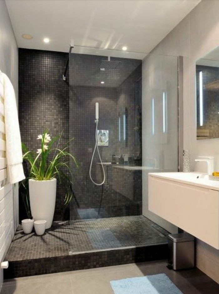 badgestaltung-ideen-schone-bader-badezimmer-mit-grauen-mosaikfliesen-und-weisem-waschbecken